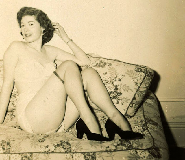 Pícaras mujeres posando de forma provocativa en los años 50