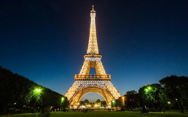 15 romantic Photos of the Eiffel Tower at Night