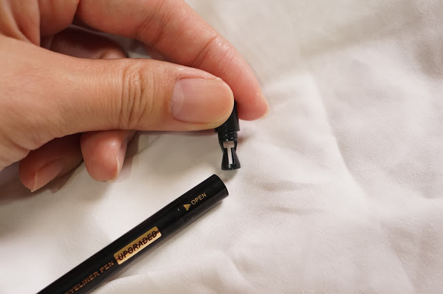 最特別的是，筆尾有附削筆器，可以幫忙把眼線筆削尖，可以畫到更細部的部分。