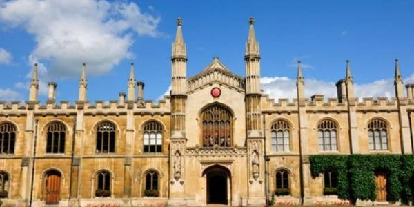 جامعة كامبريدج في المملكة المتحده ، تأسست عام 1209 وهي الجامعة الثانية قُدمًا على مستوى العالم الناطق بالإنجليزية بعد جامعة أوكسفورد
