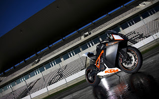 Zwart oranje  race motorfiets op een leeg circuit