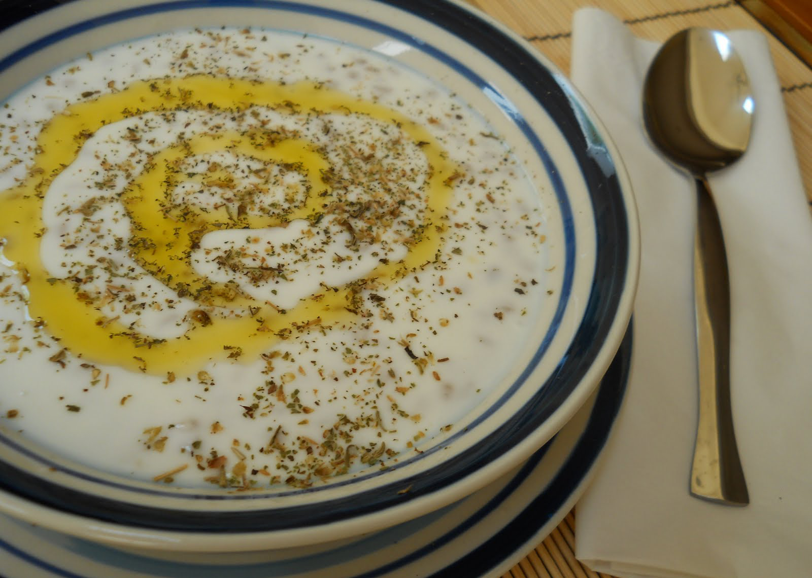 Joghurtsuppe mit Nudeln - Erişteli Yoğurt Çorbası - Türkische Gerichte