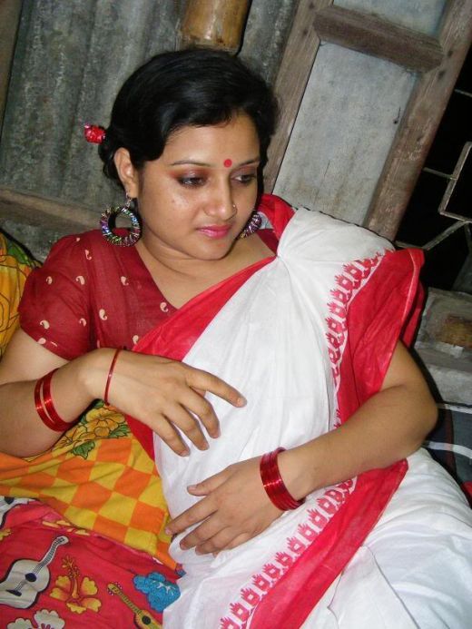 Hottest Aunty Bengali Bhabhi In Saree