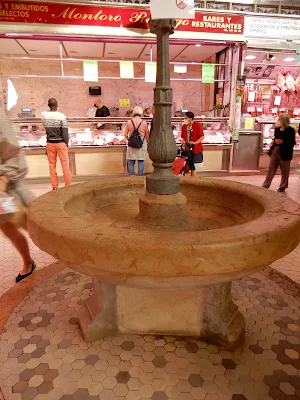 バレンシア中央市場（Mercado Central）内部の噴水跡