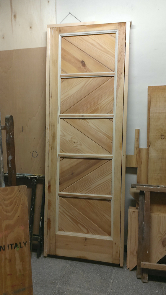 Cómo hacer una puerta con retales de madera muy original