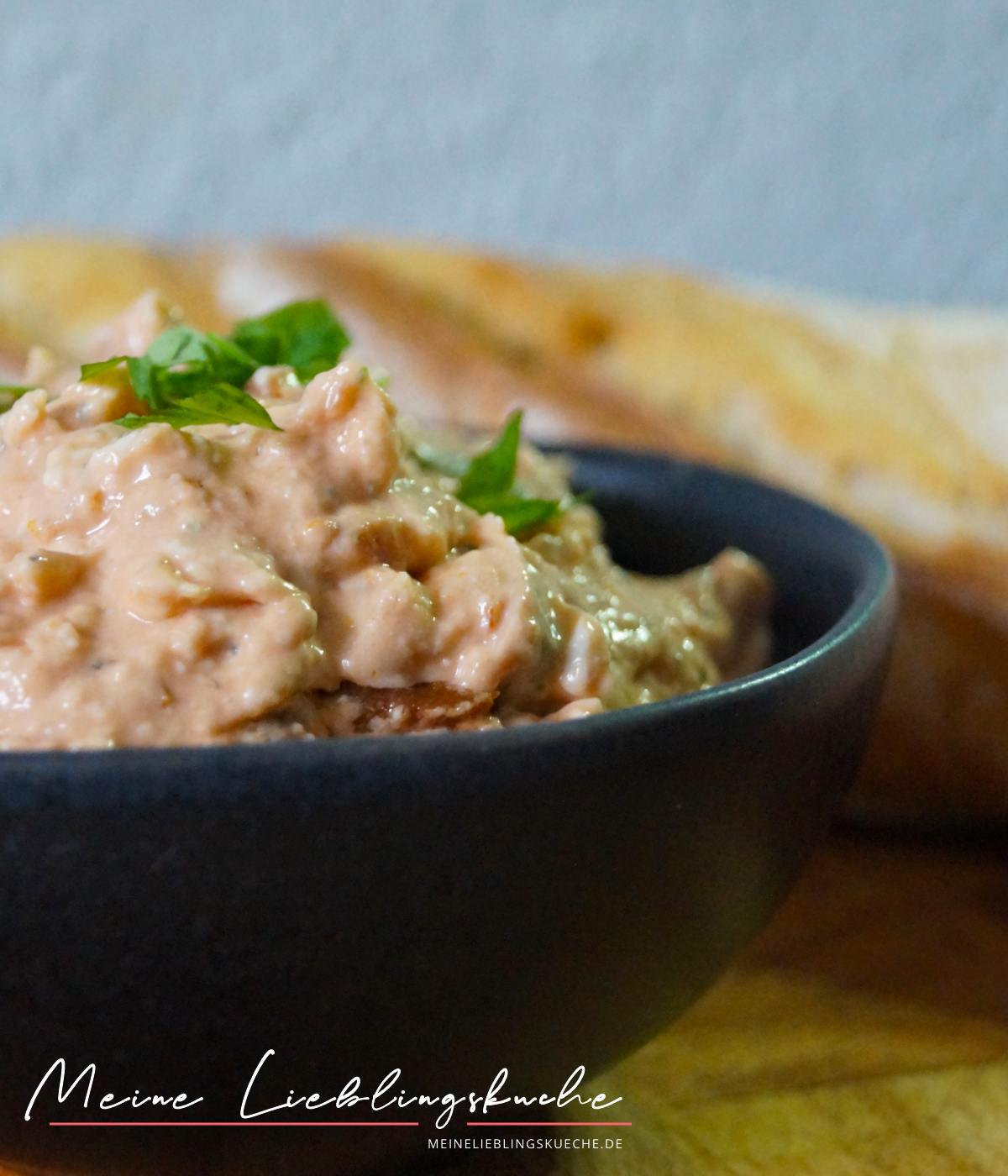 mediterraner Tomaten-Vrischkäse-Aufstrich mit frischen Basilikum