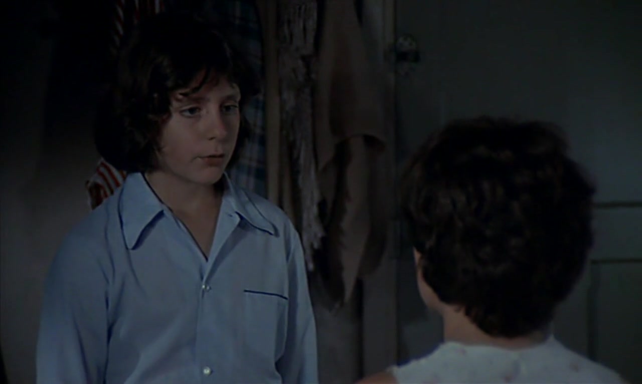 Потрогал киску мамы. Показала мальчику. Показала мальчику женщина. ОС preparez mouchoirs (1978).