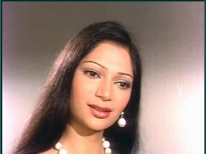 Simi Garewal Wiki With Hot Pictures.