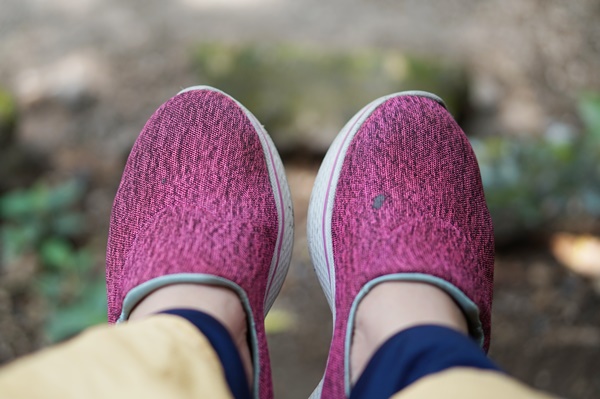 Cara menjaga kesehatan penderita diabetes, sepatu olahraga, sepatu pink