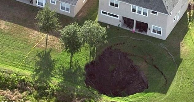 Aparece un hueco de 30 metros en jardín de una casa - Noticias