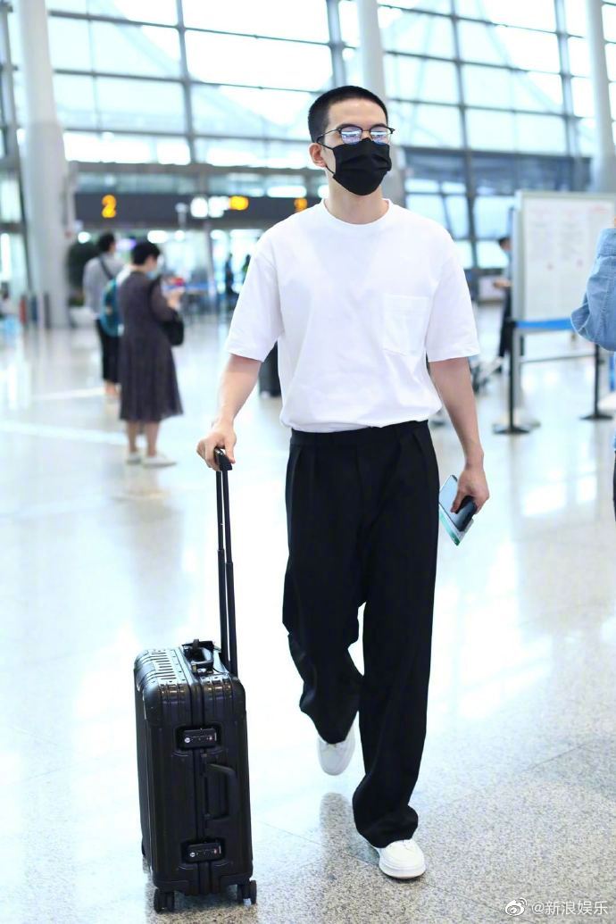 weibo go Sina Ent reveals Tong Zhuo’s first low profile appearance