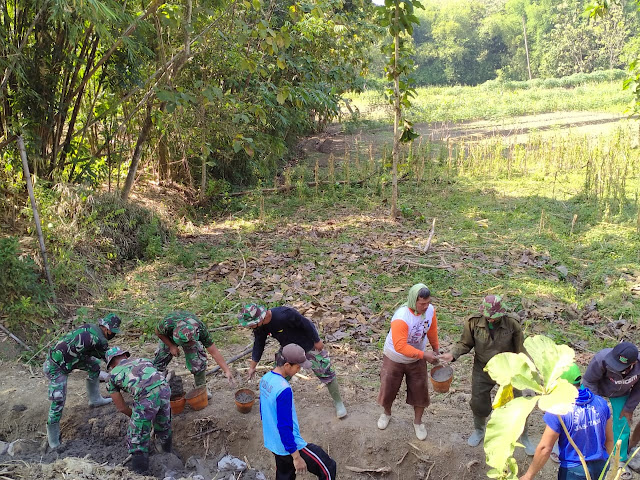 Kodim Sragen - Hari ini Satgas TMMD Bersama Warga Kerja Bakti bangun Talud Jalan