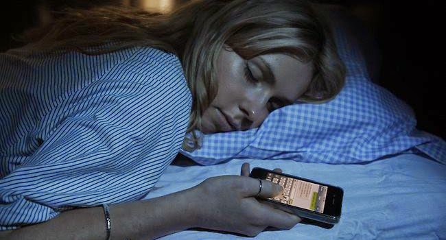بصمة شباب للمعلوميات اتركو الهواتف الذكية خارج غرفة النوم