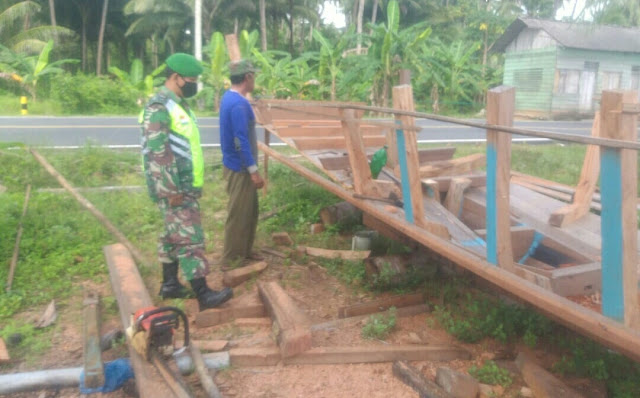 Lakukan Komsos dengan Pembuat Kapal Pompong, Babinsa Hermanto Himbau Agar Disiplin Terapkan Prokes Lakukan Komsos dengan Pembuat Kapal Pompong, Babinsa Hermanto Himbau Agar Disiplin Terapkan Prokes