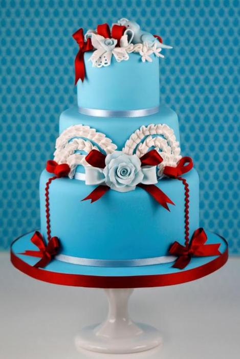 Winter birds turquoise and red wedding cake Such a whimsical pretty winter