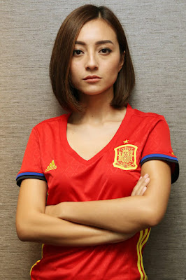 Lolita Agustine Makin Kece Badai Pakai Jersey Bola penggemar spanyol