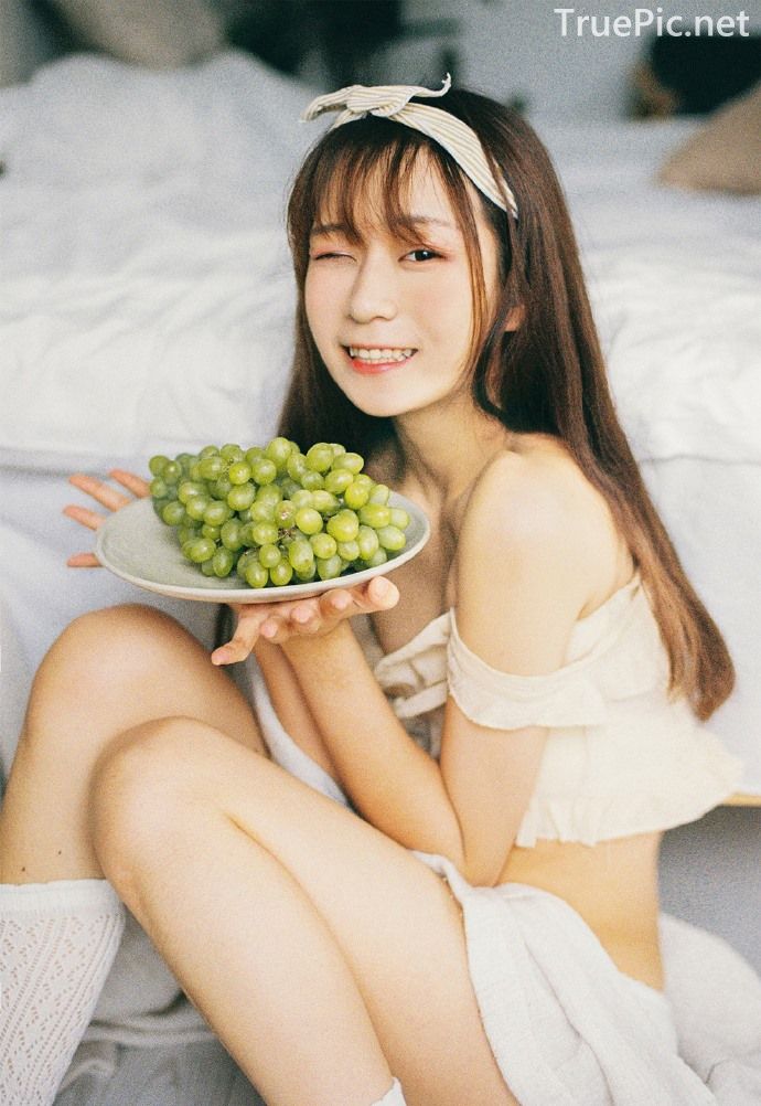 Chinese cute model - Beautiful fox girl and bunch of grapes