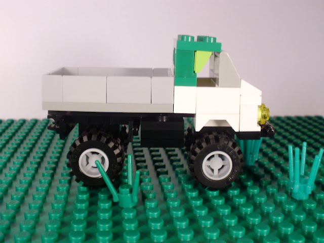 MOC LEGO Mercedes Unimog em versão micro escala