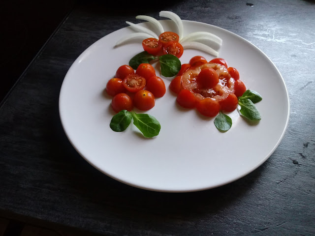 Una ensalada de tomate presentada de forma original