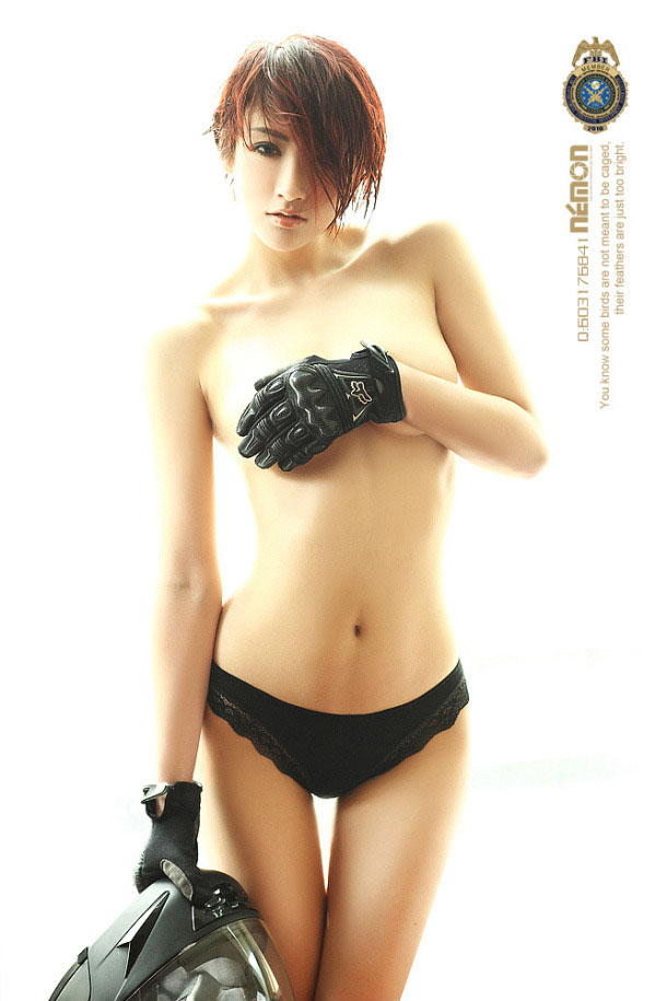 超索超大波的巨乳索女給人除淨條底褲,半祼的她只可用單手遮胸!!