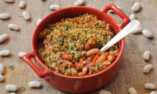 Cocotte de Haricots Tarbais en croute de parmesan aux herbes et magret de canard