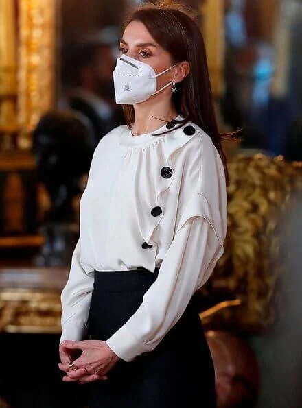 Queen Letizia wore a new silk blouse from Maksu, and a fux fur collar cape from Carolina Herrera. Maksu Ecru Fontana Blouse and Magrit pumps