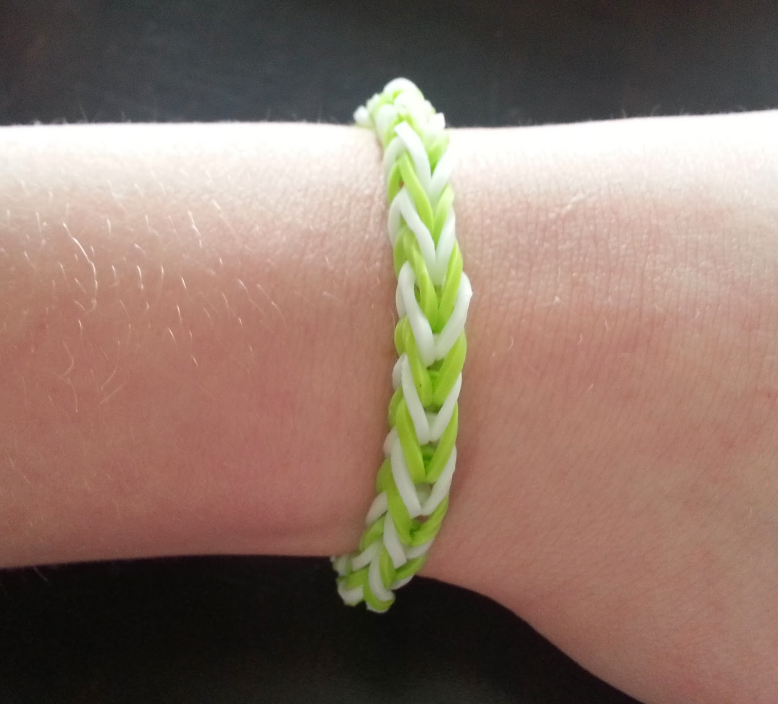 Tutorial from SSL Kids How To Make a Fishtail Rubber Band Bracelet