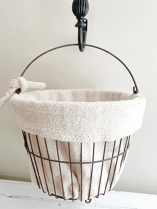 hanging clam basket with liner