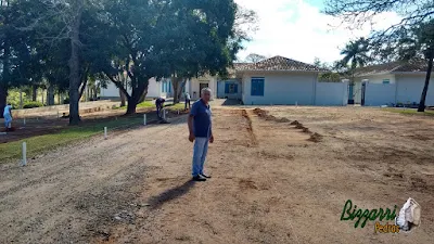 Bizzarri, da Bizzarri Pedras, visitando a obra em sede da Fazenda em Atibaia-SP onde estamos executando as guias de pedra com as muretas de pedra e a execução do paisagismo. Julho de 2016.