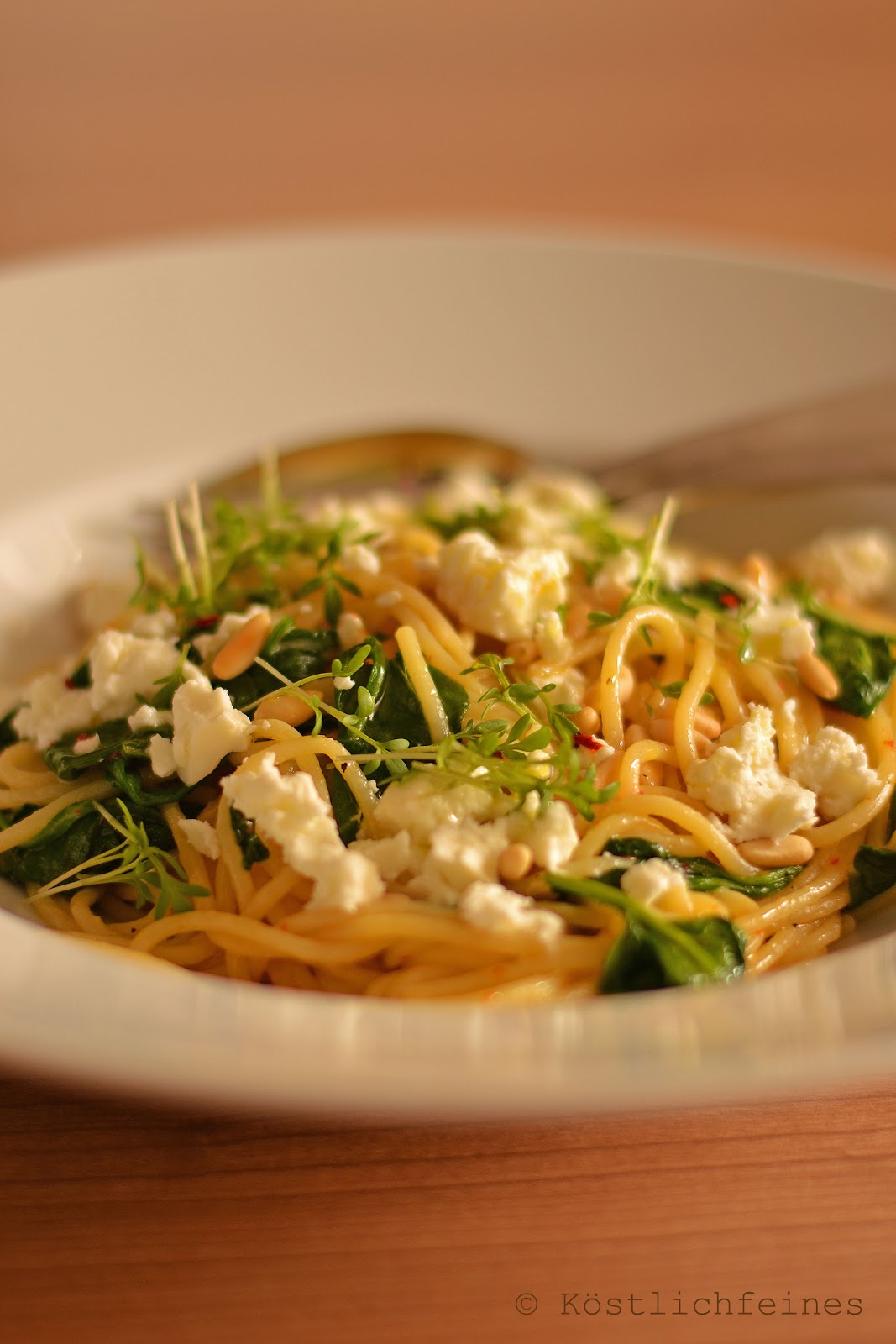 köstlichfeines: Spaghetti mit Spinat, Feta und Pinienkernen