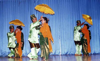 menari menggunakan payung
