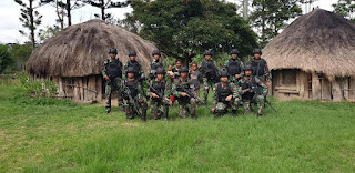 PERERAT SILATURAHMI , SATGAS PAMTAS RI-PNG YONIF R 514/SY ANJANGSANA KE RUMAH MASYARAKAT