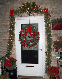 decoración navideña para puertas, cómo decorar puertas en navidad, decoración de puertas en navidad, decorar la puerta con adornos navideños, adornos navideños para puertas