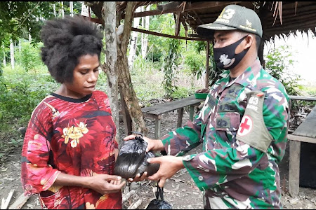    Kostrad Task Force Distributes 56 Food Material Packages to Residents in East Arso District