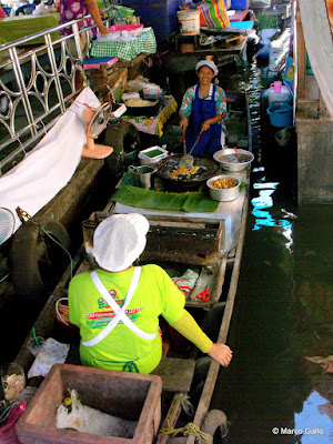 MERCADO FLOTANTE TALING CHAN, BANGKOK. TAILANDIA