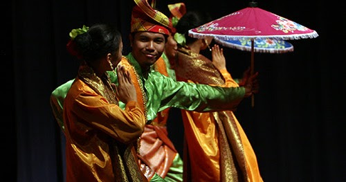 Teater Mak Yong Mulai Dari Sejarah Sampai Busana Dan Properti Bloggerzar Teater Mak Yong Mulai Dari Sejarah Sampai Busana Dan Properti Bloggerzar