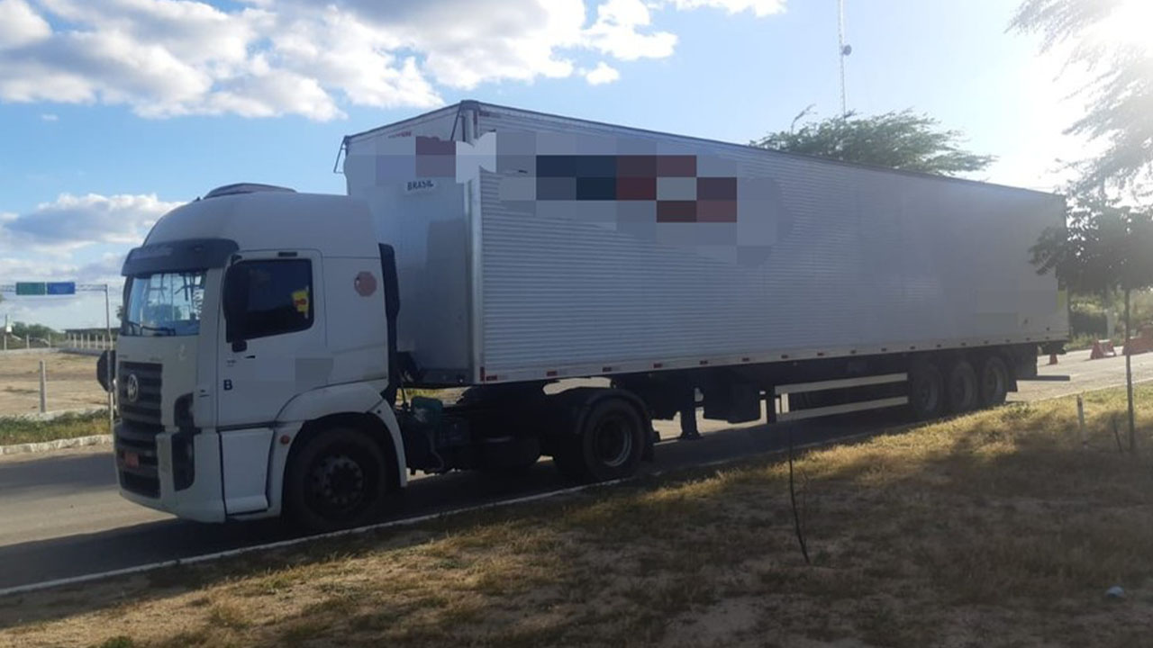 Polícia recupera caminhão roubado com carga avaliada em R$ 500 mil, em Custódia