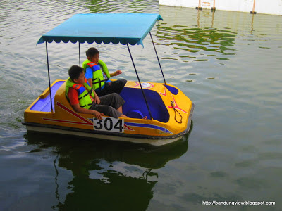 sepeda air floating market lembang