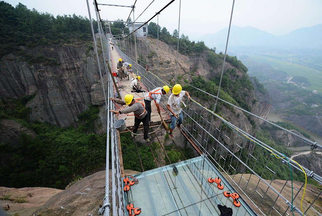 Construção da maior ponte de vidro suspensa do mundo
