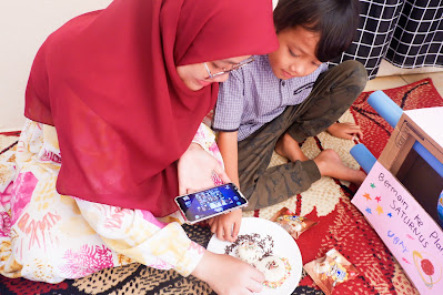 ibu dan anak menghias paddlepop mochi tema luar angkasa