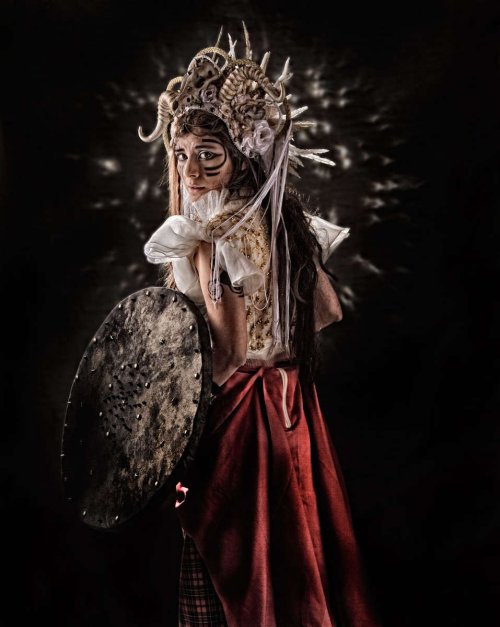 As fotografias surreais e fashion com rainhas históricas de Lorena Cordero - Boadiceia (Lorena Robalino) Lorena Cordero fotografia surreal arte fashion mulheres modelos rainhas imperatrizes história Boadiceia (Lorena Robalino)