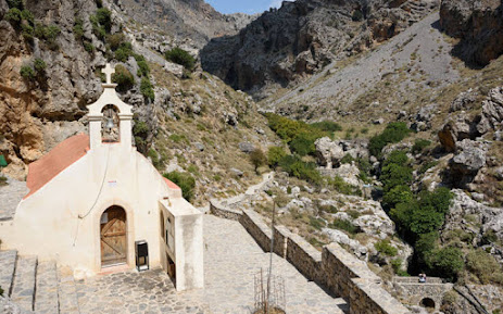 o-mikros-naos-sto-vathos-enos-epivlitikoy-faraggioy-stin-kriti o-mikros-naos-sto-vathos-enos-epivlitikoy-faraggioy-stin-kriti