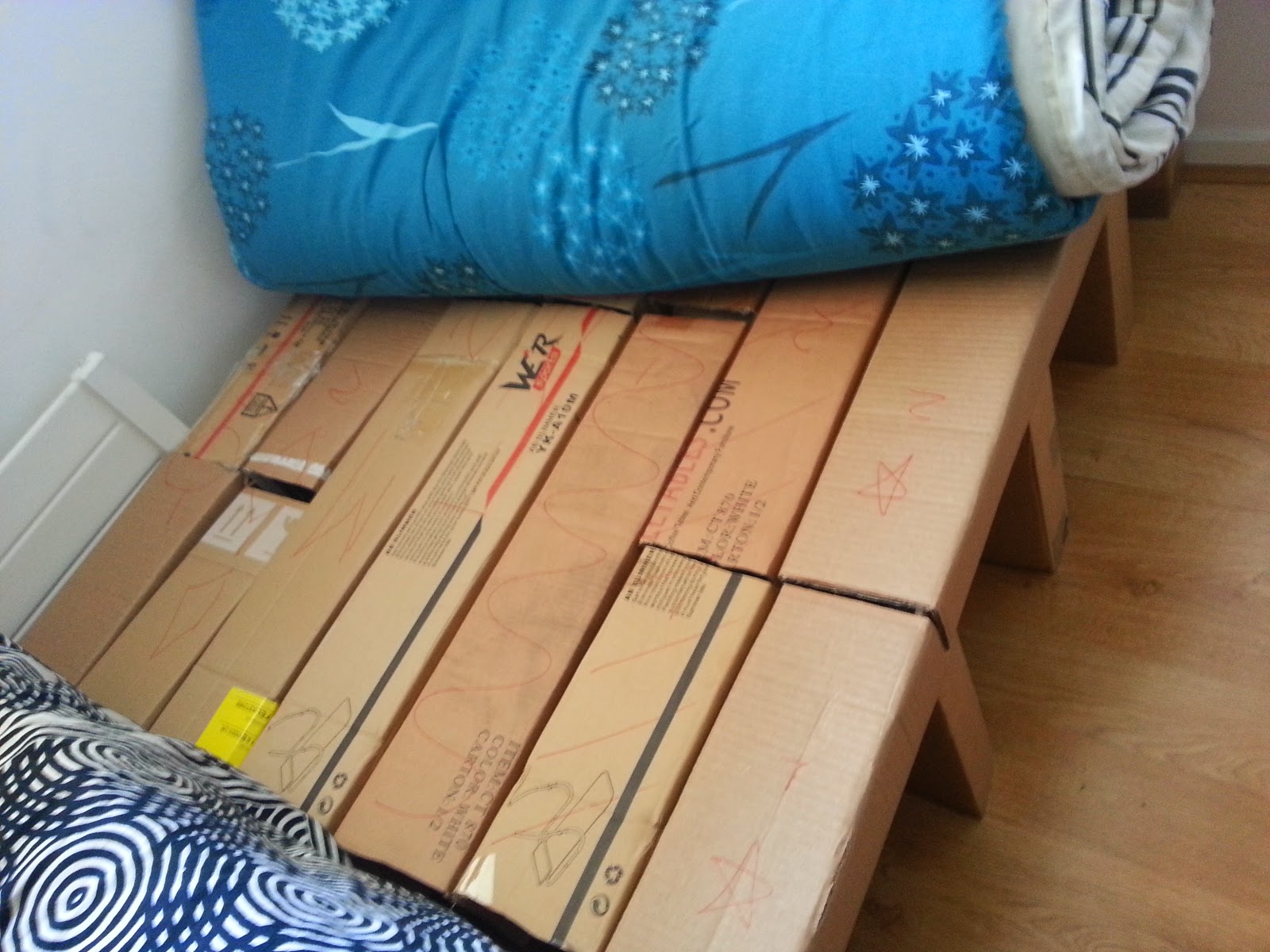 Artadium DIY cheap Cardboard bed