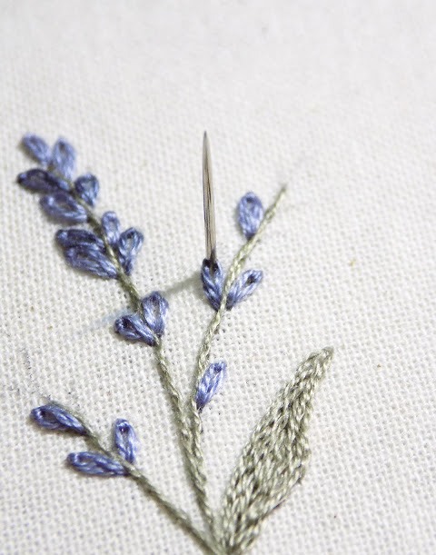 Tiếp tục thêu những bông hoa còn lại