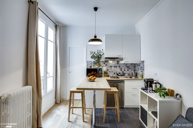 cocina pequeña con barra de desayunos