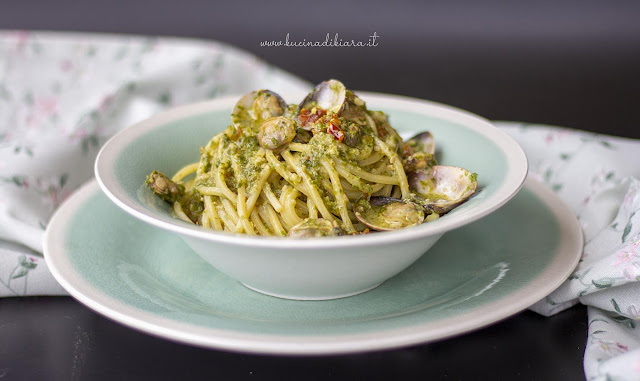 Spaghetti alla chitarra con pesto di foglie di sedano e vongole Spaghetti alla chitarra con pesto di foglie di sedano e vongole