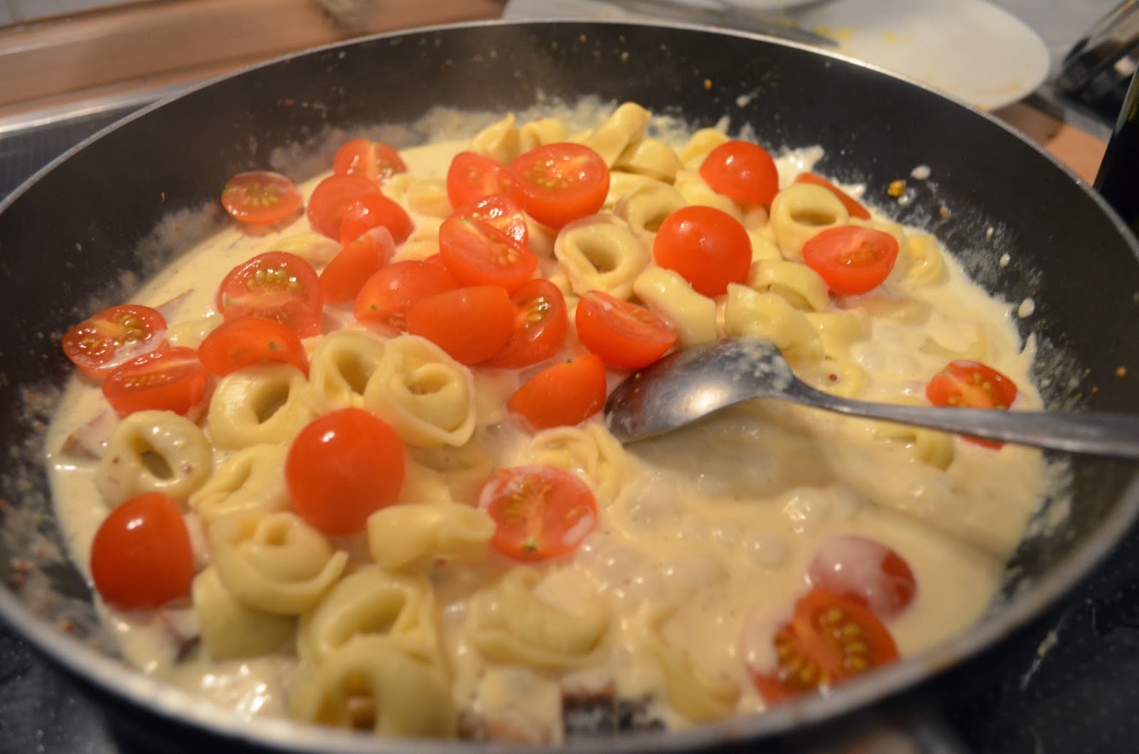 Vegan CooKing: Tortellini mit Tomaten und Sahne-Senf Sauce