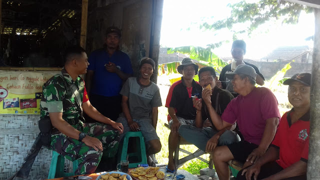 Babinsa Koramil 23/Ceper Komsos Dengan Tomas Di Wilayah Binaan