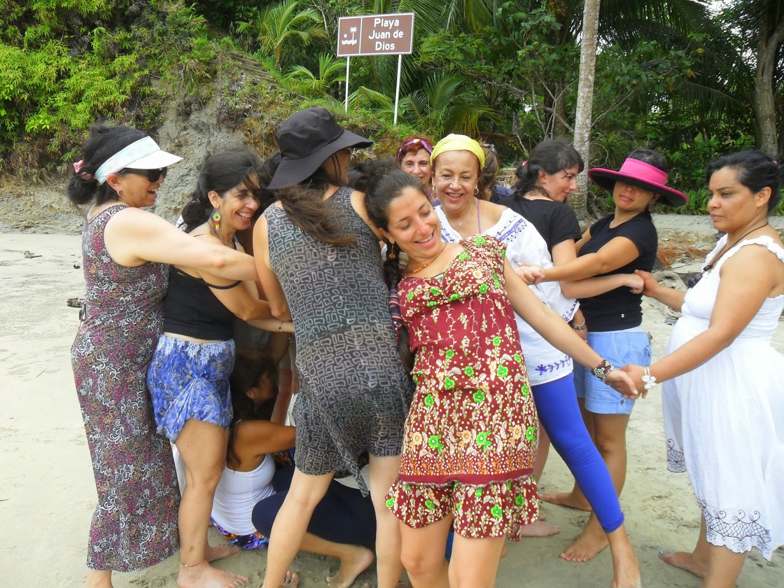 Circulo de Mujeres Killawasi: Encuentro de mujeres en la playa 2014