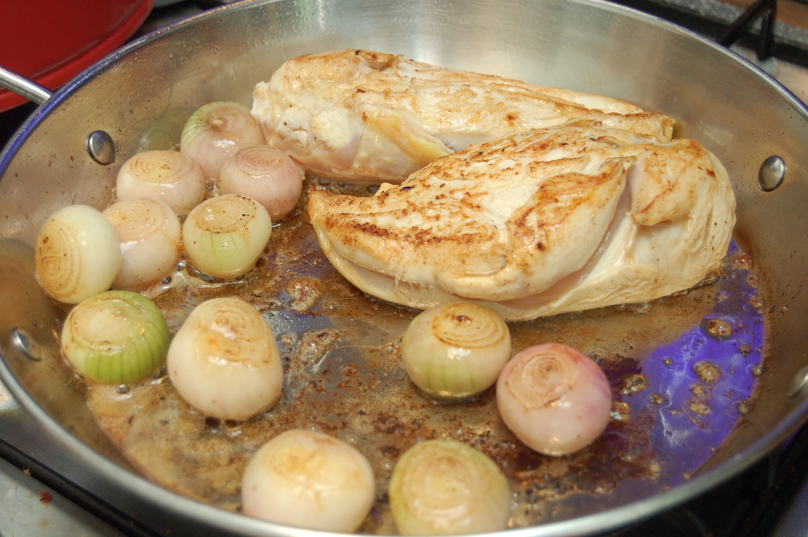 how to eat properly chicken with soured cream, mushrooms and gherkins